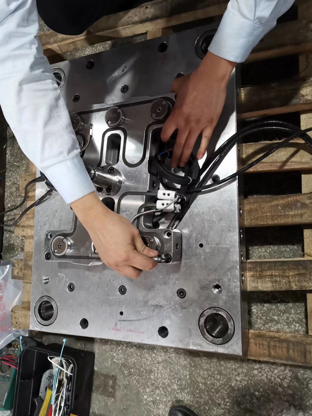 东邦模具热流道安装现场