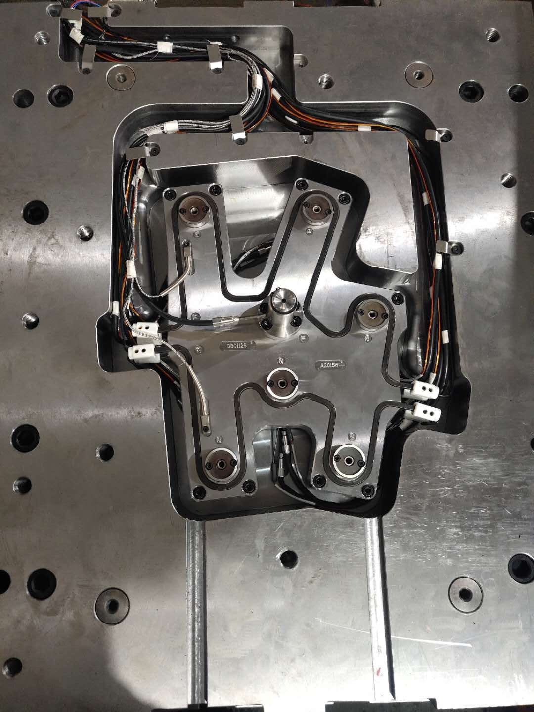 东邦模具热流道安装现场