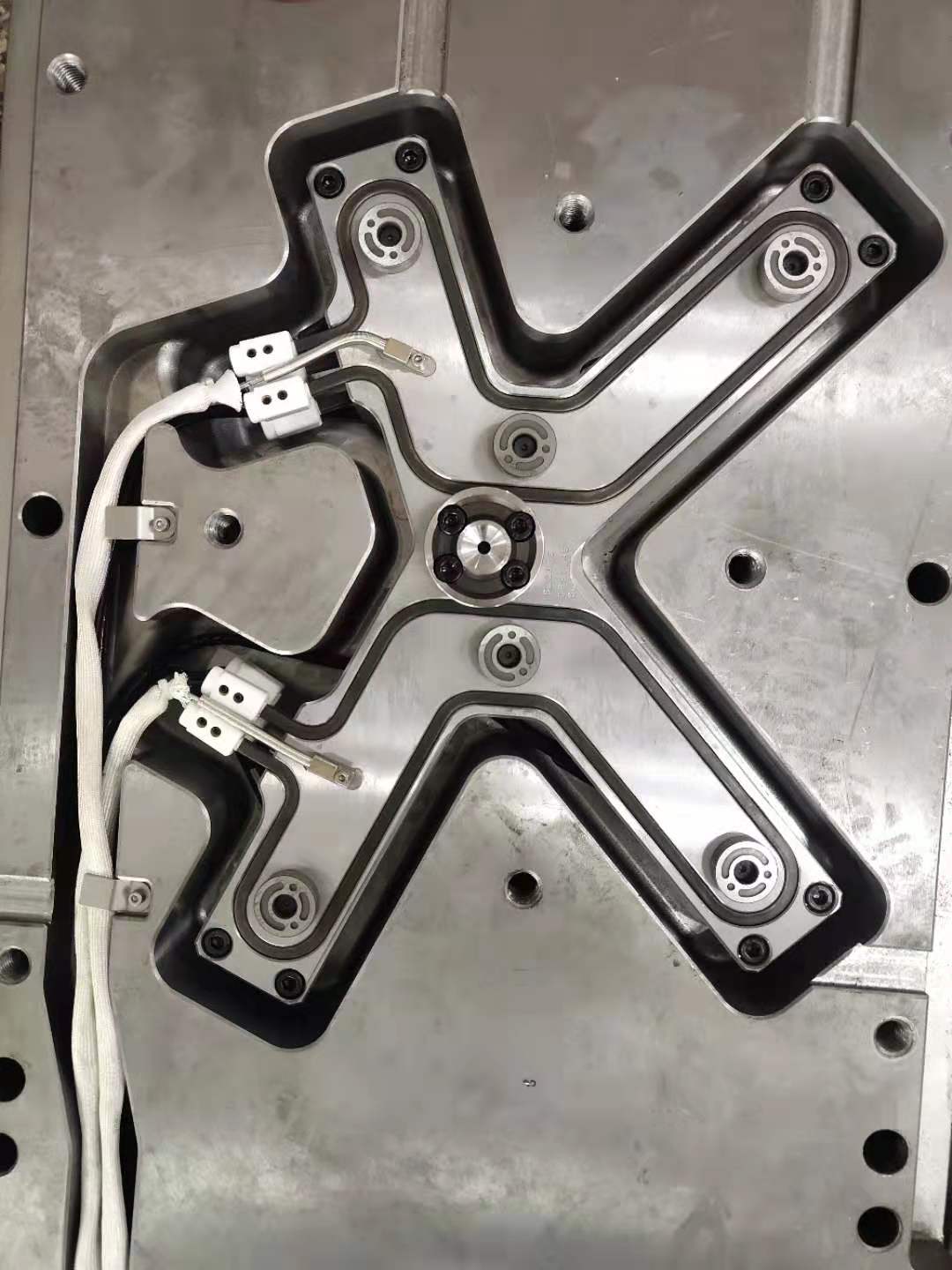 东邦模具热流道安装现场