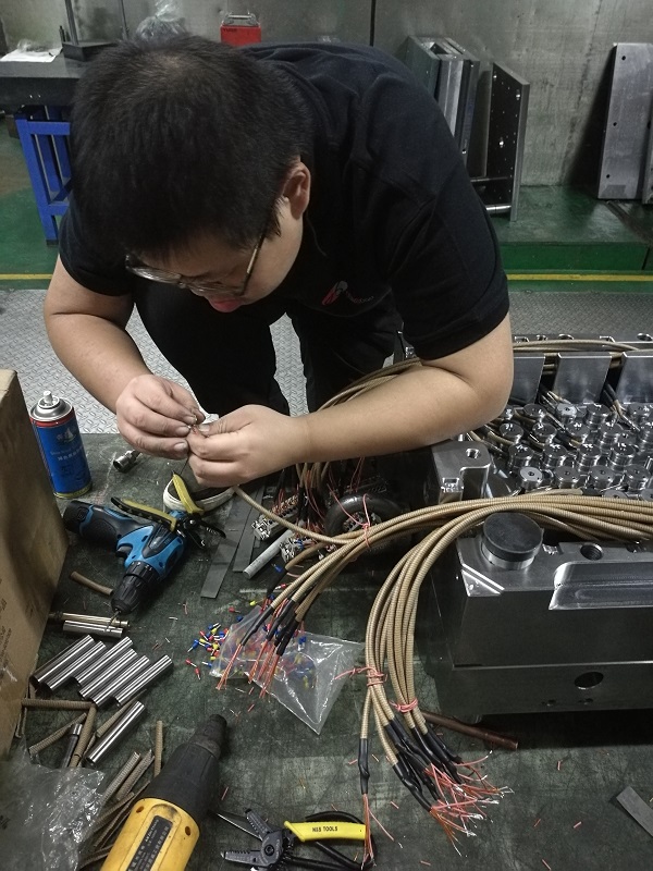  东邦模具热流道安装现场  