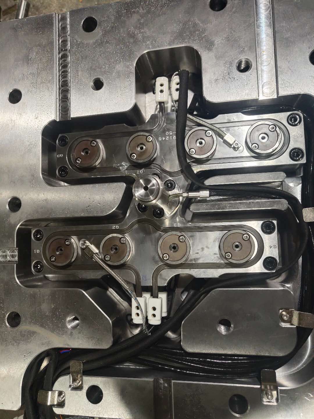 东邦模具热流道安装现场